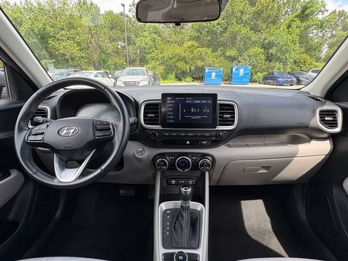 Used 2022 Hyundai Venue Limited FWD image 11