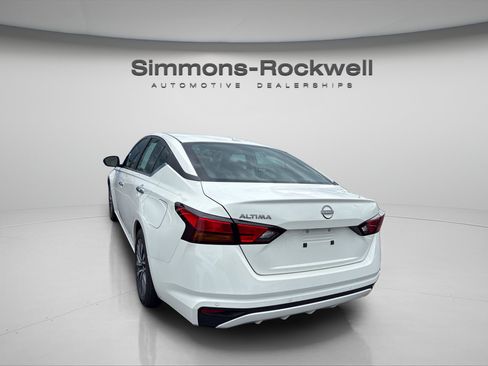 Used 2025 Nissan Altima 2.5 SV FWD image 2