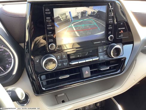 Used 2022 Toyota Highlander XLE image 9