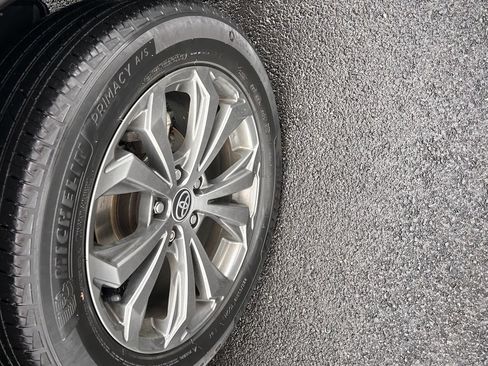 Used 2022 Toyota RAV4 XLE Premium image 22