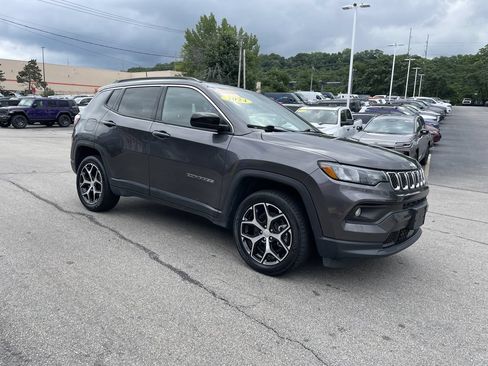 Used 2024 Jeep Compass Latitude AWD/4WD image 6