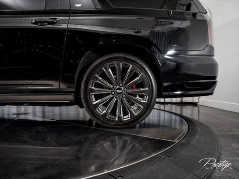 Used 2025 Cadillac Escalade ESV V AWD/4WD image 8