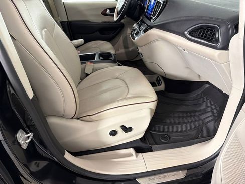 Used 2017 Chrysler Pacifica Limited w/ UConnect Theater Package image 14