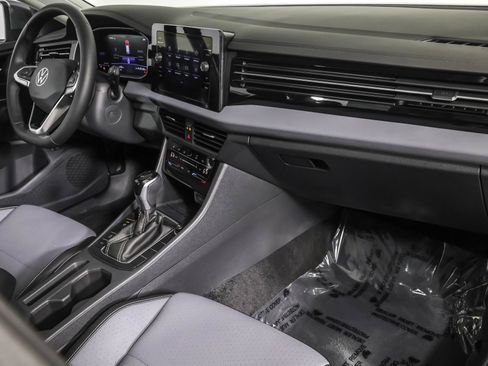 Used 2025 Volkswagen Jetta SE image 43