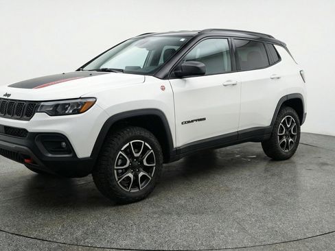 Used 2025 Jeep Compass Trailhawk AWD/4WD image 3