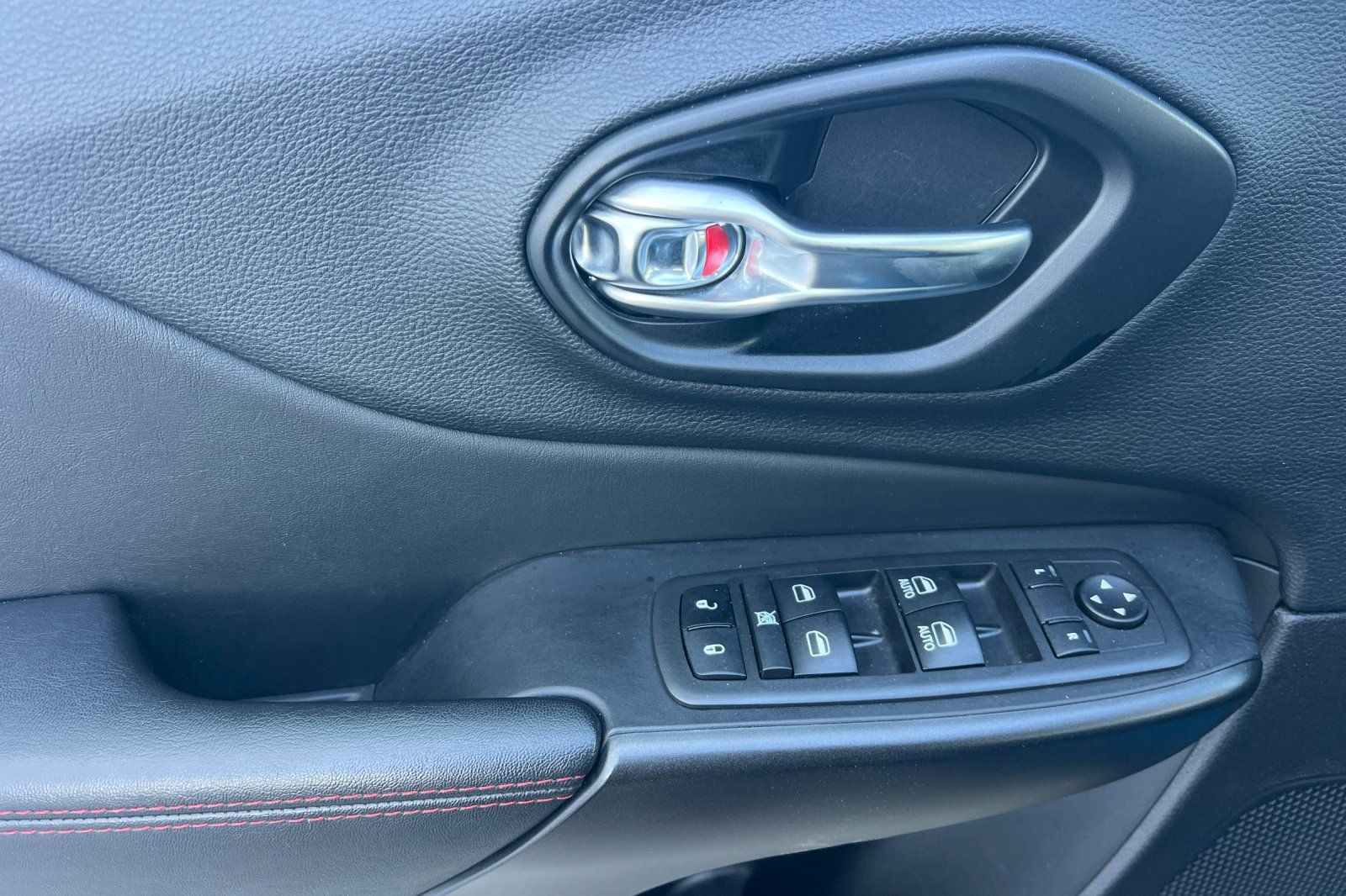 Used 2021 Jeep Cherokee Trailhawk AWD/4WD image 8