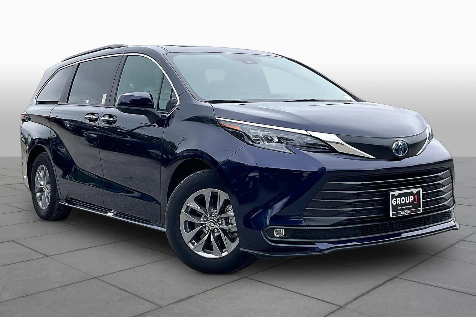 Used 2025 Toyota Sienna XLE FWD image 3