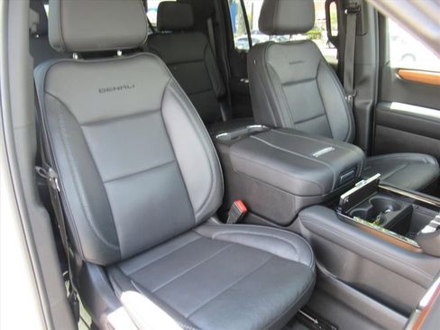 Used 2025 GMC Yukon XL Denali RWD image 8