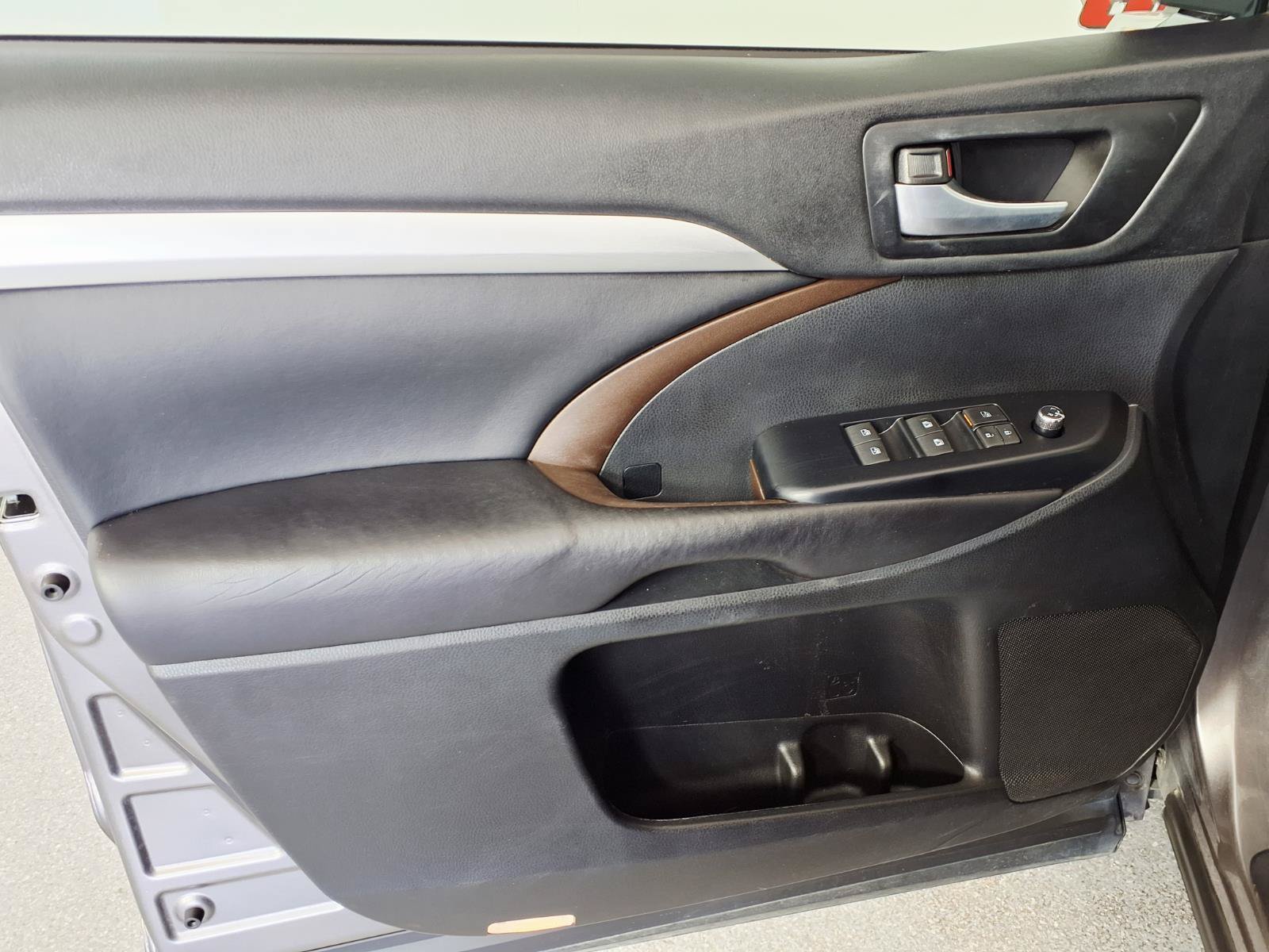 Used 2019 Toyota Highlander XLE FWD image 13