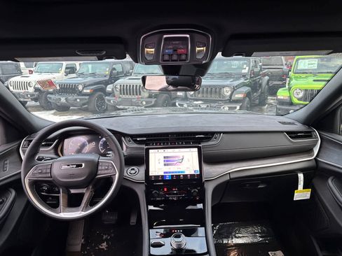 New 2025 Jeep Grand Cherokee Limited w/ Trailer Tow Package AWD/4WD image 34