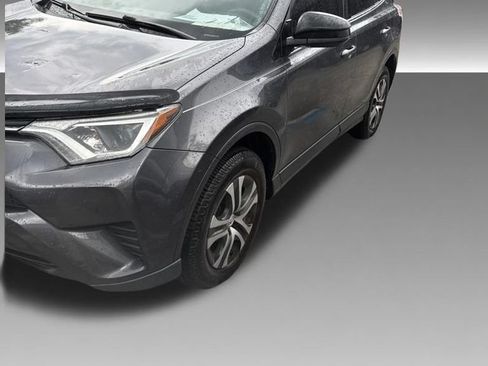 Used 2018 Toyota RAV4 LE FWD image 1