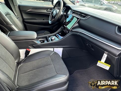 New 2025 Jeep Grand Cherokee L Altitude image 12