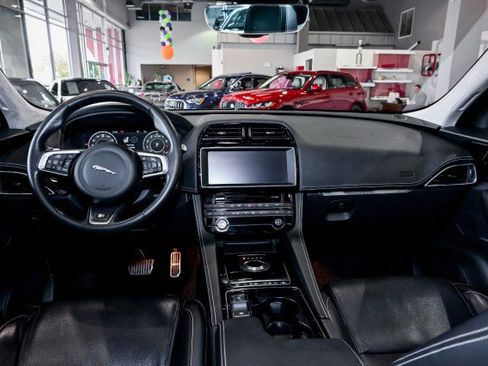 Used 2019 Jaguar F-PACE R-Sport image 30