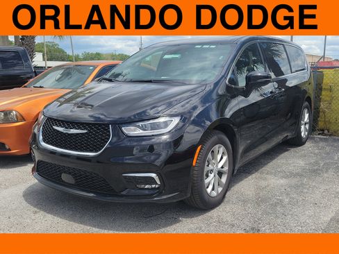 Used 2026 Chrysler Pacifica Limited image 1