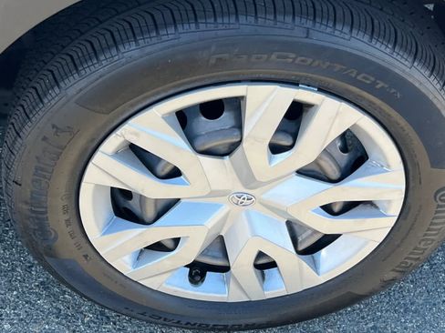 Used 2020 Toyota C-HR LE FWD image 22