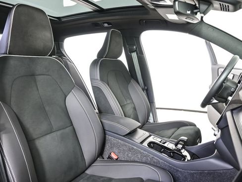 Certified 2025 Volvo XC40 B5 Plus image 22