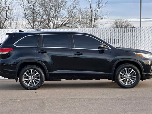 Used 2018 Toyota Highlander XLE image 3