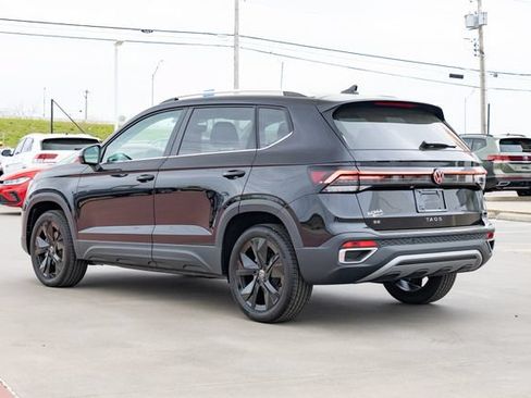 New 2026 Volkswagen Taos SE FWD image 4