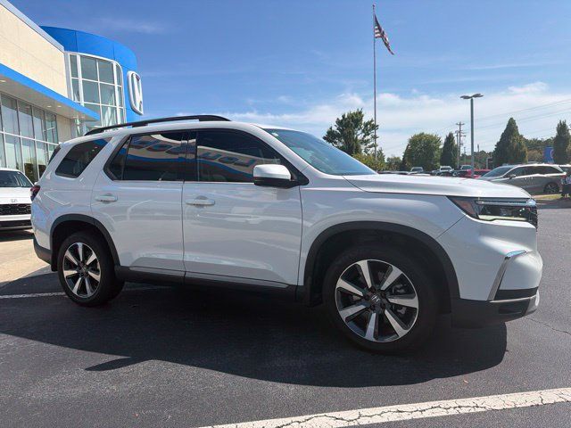 Used 2025 Honda Pilot Touring image 4