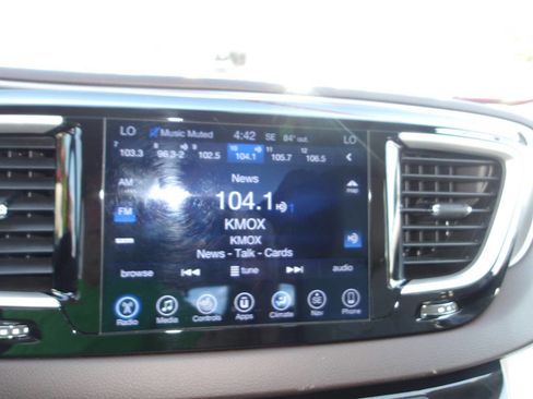 Used 2017 Chrysler Pacifica Touring-L image 14