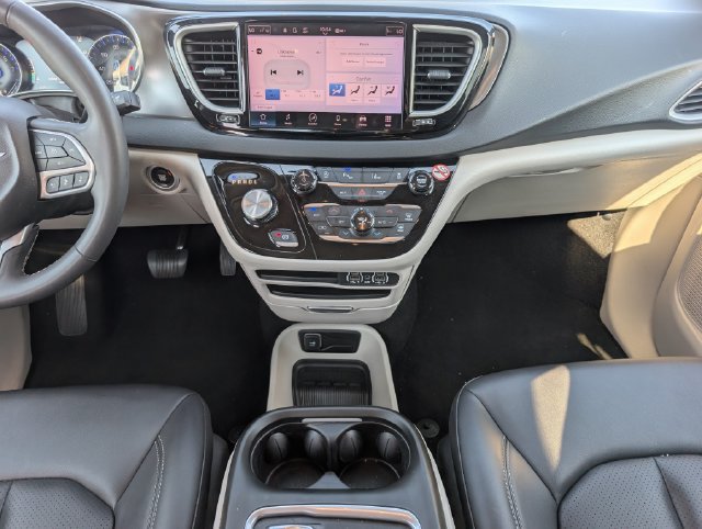 Used 2024 Chrysler Pacifica Touring-L FWD image 7