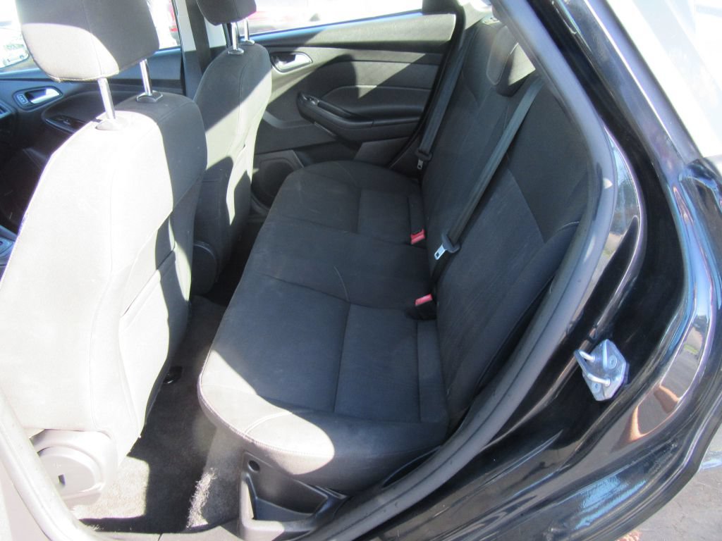 Used 2015 Ford Focus SE w/ SE Cold Weather Package FWD image 11