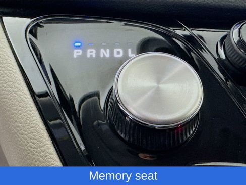 Used 2023 Chrysler Pacifica Touring-L image 22