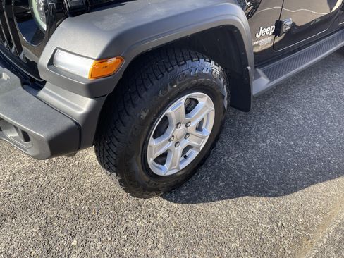 Used 2018 Jeep Wrangler Unlimited Sport S AWD/4WD image 8