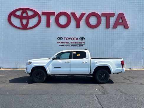 Used 2022 Toyota Tacoma SR5 w/ Technology Package RWD image 4