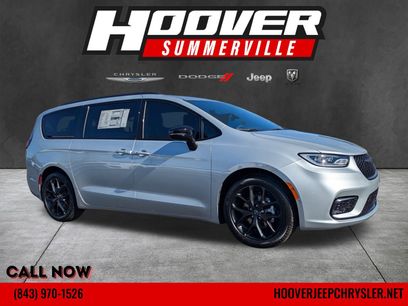 New 2026 Chrysler Pacifica Select