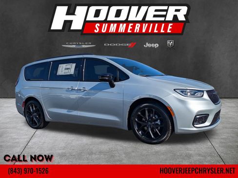 New 2026 Chrysler Pacifica Select image 1