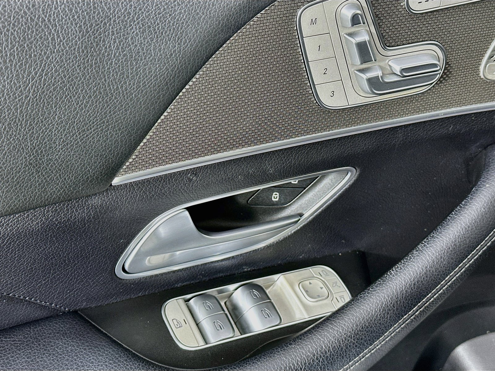 Used 2023 Mercedes-Benz GLE 450 4MATIC w/ AMG Line Exterior image 18