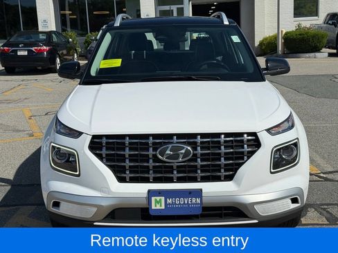 Used 2023 Hyundai Venue Limited FWD image 9