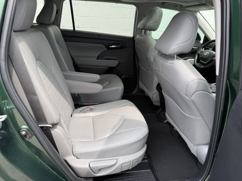 Used 2024 Toyota Highlander XLE AWD/4WD image 14