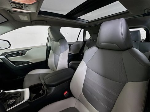 Used 2019 Toyota RAV4 Limited image 21