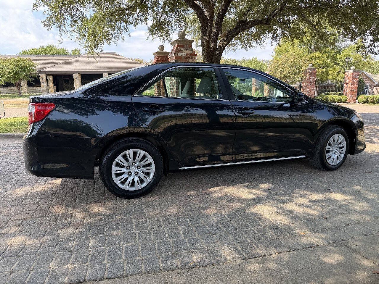 Used 2012 Toyota Camry LE FWD image 3