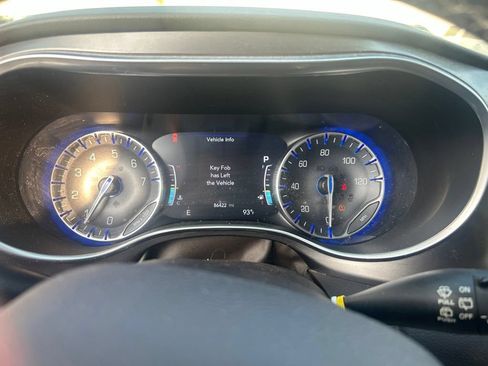 Used 2017 Chrysler Pacifica Touring-L Plus FWD image 12