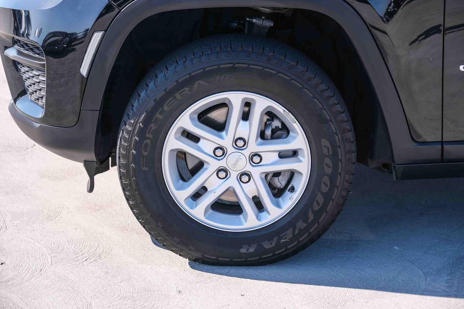 Used 2024 Jeep Grand Cherokee Laredo RWD image 10