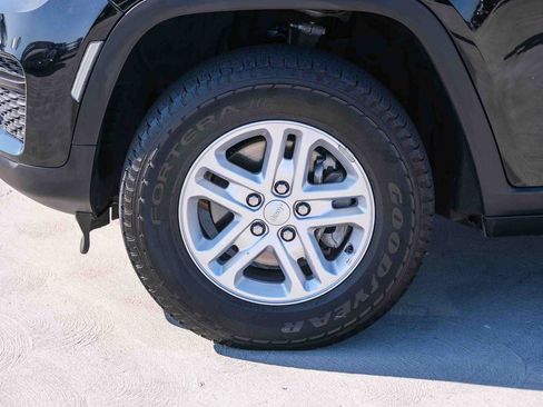 Used 2024 Jeep Grand Cherokee Laredo RWD image 10