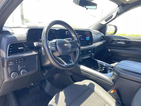 Used 2025 Chevrolet Suburban LS RWD image 10