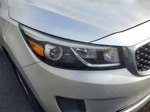 Used 2017 Kia Sedona L image 9