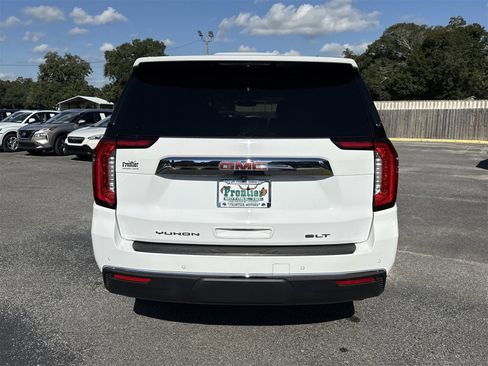 Used 2022 GMC Yukon SLT w/ SLT Premium Package image 4