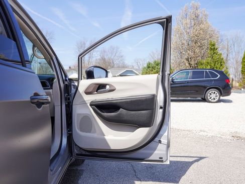 Used 2017 Chrysler Pacifica Touring-L Plus w/ Advanced Safetytec Group image 36