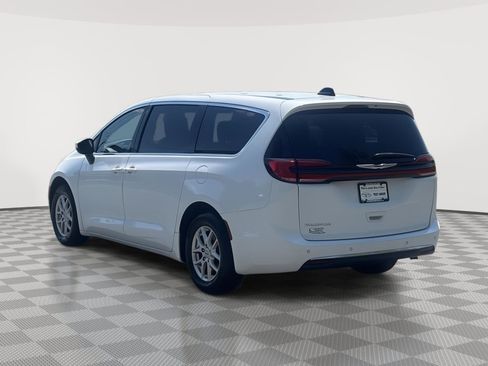 Used 2023 Chrysler Pacifica Touring-L FWD image 7