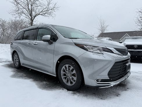 Used 2022 Toyota Sienna XLE image 14