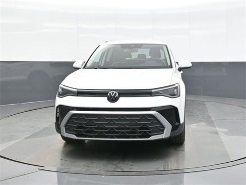 Certified 2025 Volkswagen Taos SE image 2
