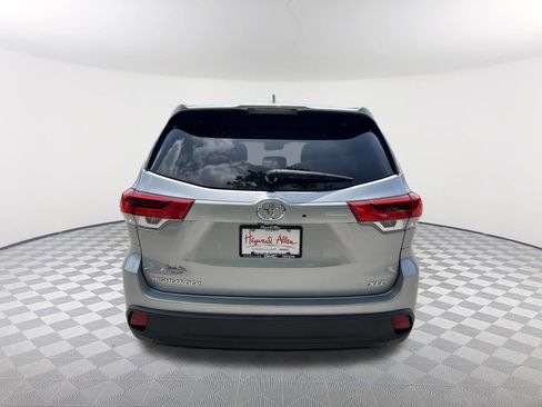 Used 2019 Toyota Highlander XLE FWD image 7