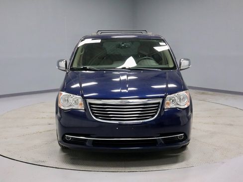 Used 2013 Chrysler Town & Country Touring-L image 6