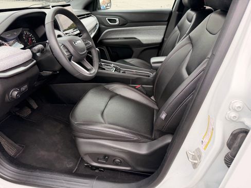 Used 2024 Jeep Compass Latitude w/ Sun and Sound Group AWD/4WD image 12