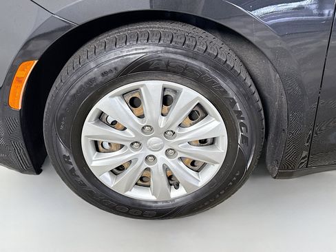 Used 2021 Chrysler Voyager L FWD image 36